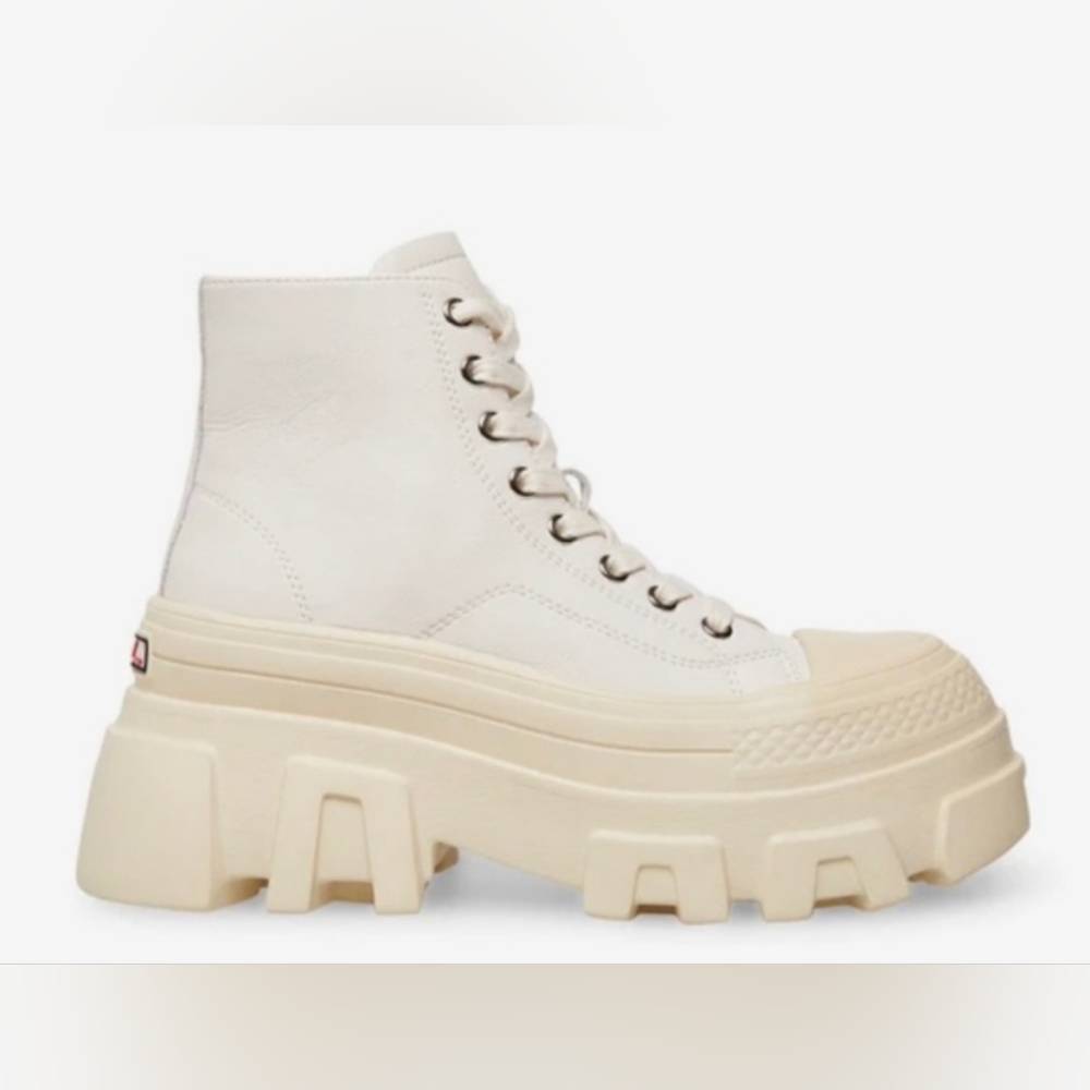 NWT Steve Madden Sutton White Leather Boots Size 9.